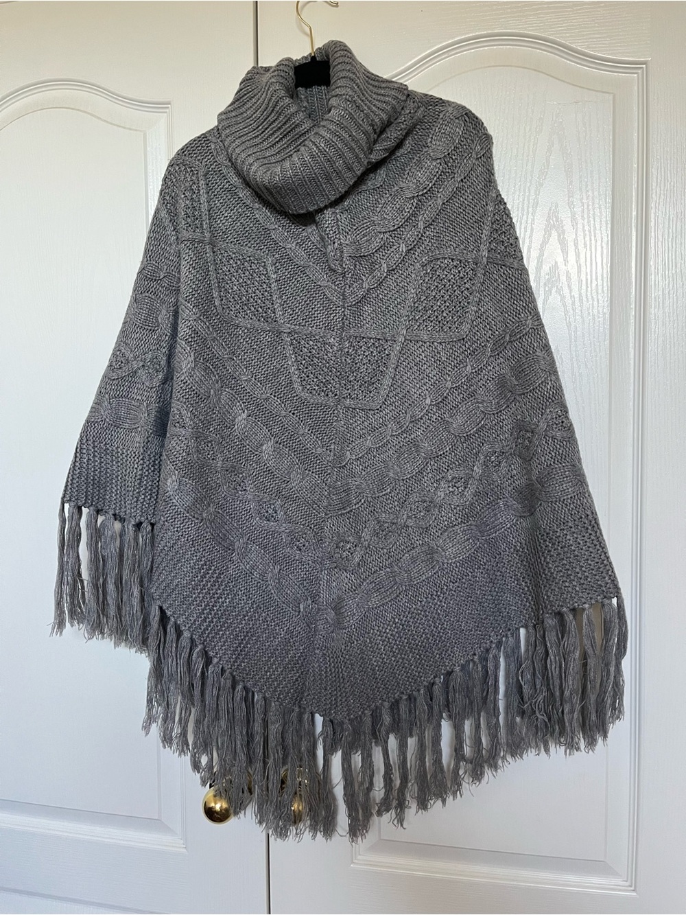 Romeo & Juliet Couture Gray Cable Knit Turtleneck Fringe Poncho